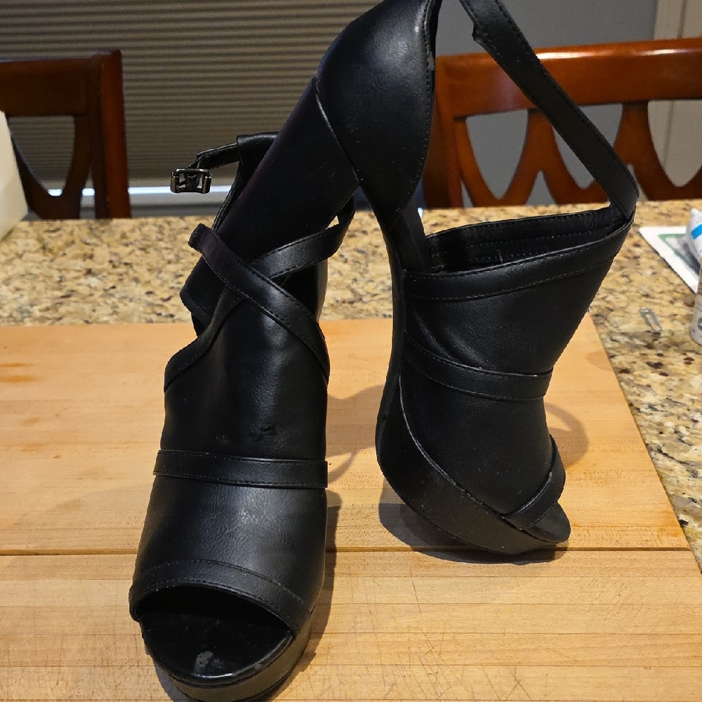 Simply Vera Vera Wang Black Strappy Heels
